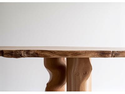 Moderne eettafel met uniek onderstel en natuurlijke houten blad